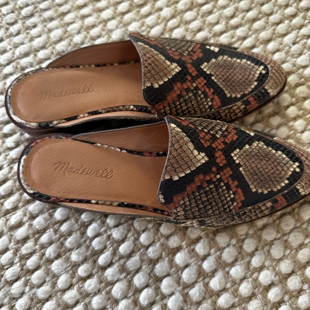 Size 8 mules! Very comfortable, worn twice.